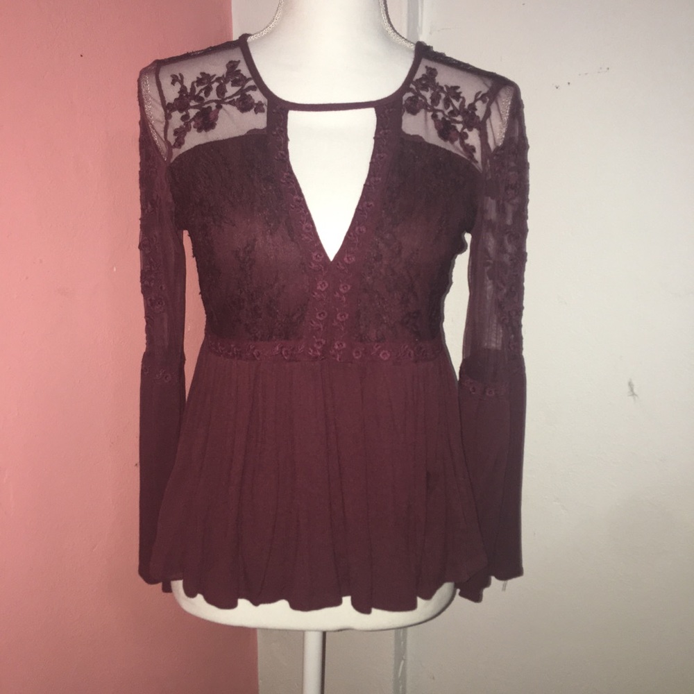 Burgundy lace top, flowy✨